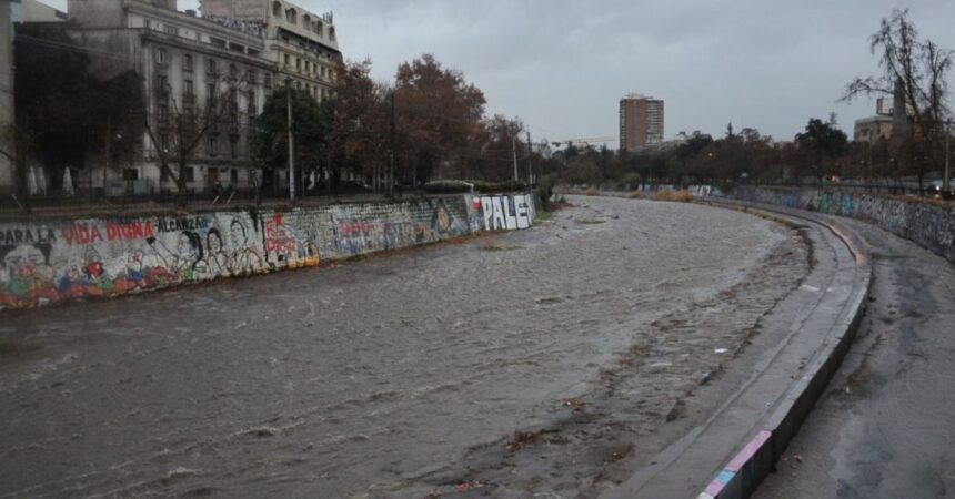 Mujer fallece tras caer con su vehículo al Río Mapocho