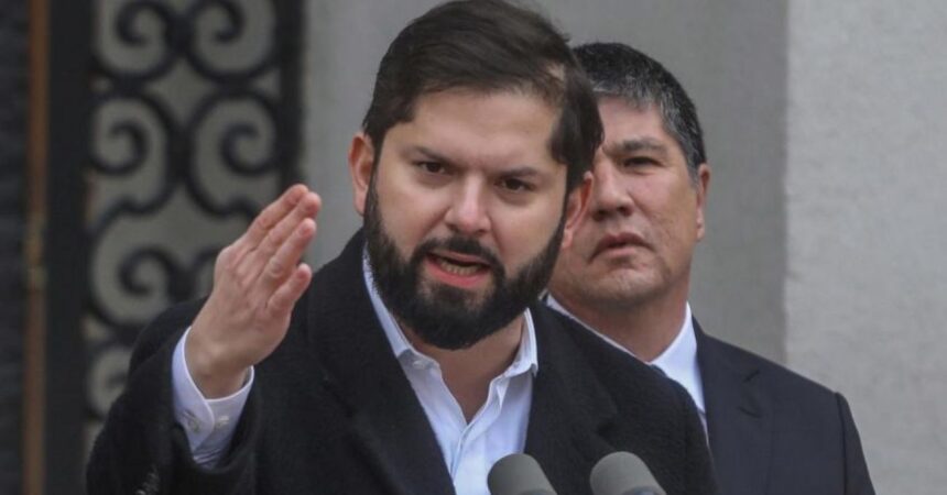 Presidente Boric responde al cuestionario sobre el Caso Monsalve: "Pude exigirle la renuncia el miércoles"