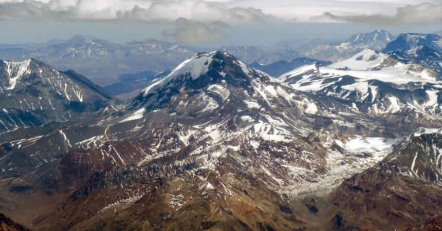 Monitorean actividad del volcán Tupungatito en la Región Metropolitana tras serie de sismos