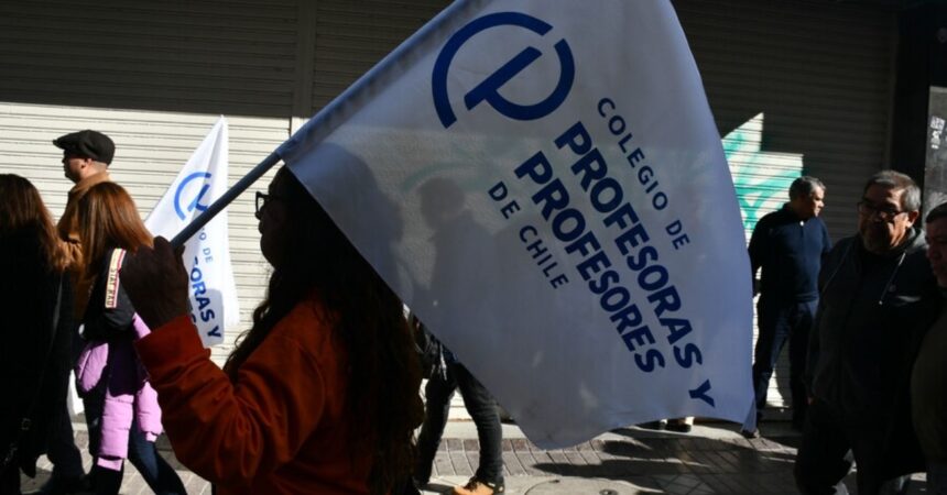Colegio de Profesores evalúa paro tras masiva movilización por agresiones a docentes