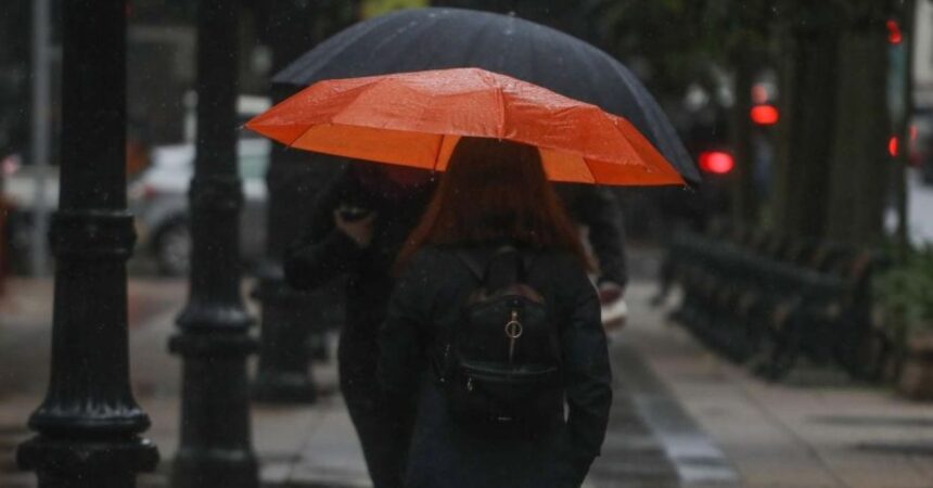 Lluvia en Santiago: pronostican chubascos para este martes en la Región Metropolitana
