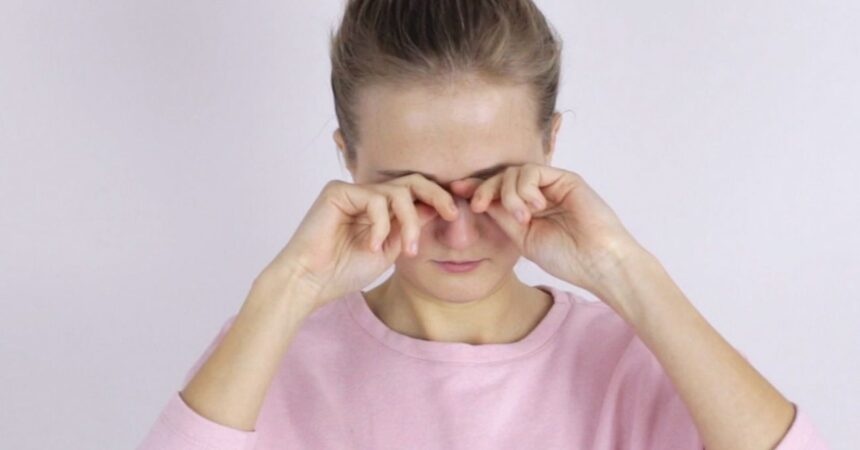 Razones por las que no deberías frotarte los ojos
