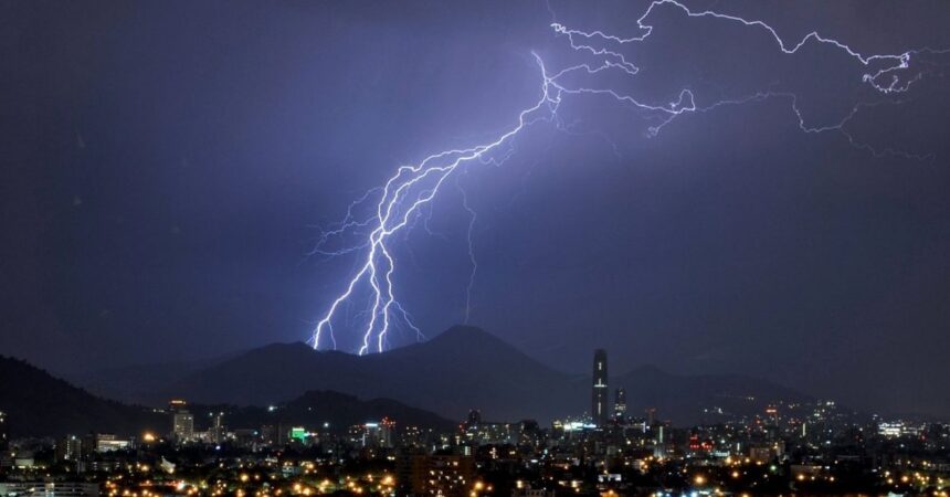 Alerta por tormentas eléctricas y chubascos aislados en cuatro regiones del país: revisa las zonas afectadas