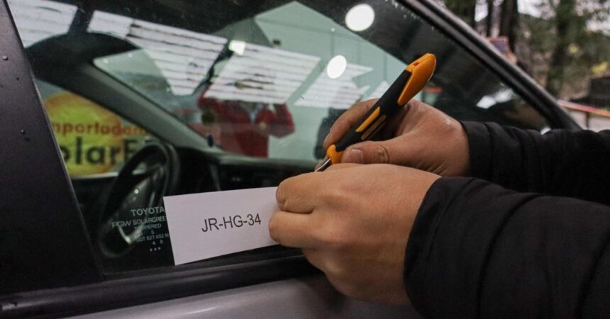 Multa por no grabar la patente en vidrios del auto: revisa el monto y plazos según tu caso