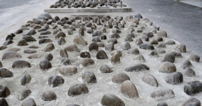 Arquitectura hostil en Estación Central: El impacto de las "piedras antiambulantes"