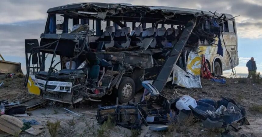 Tragedia en Bolivia: Choque entre buses deja al menos 37 muertos y 30 heridos