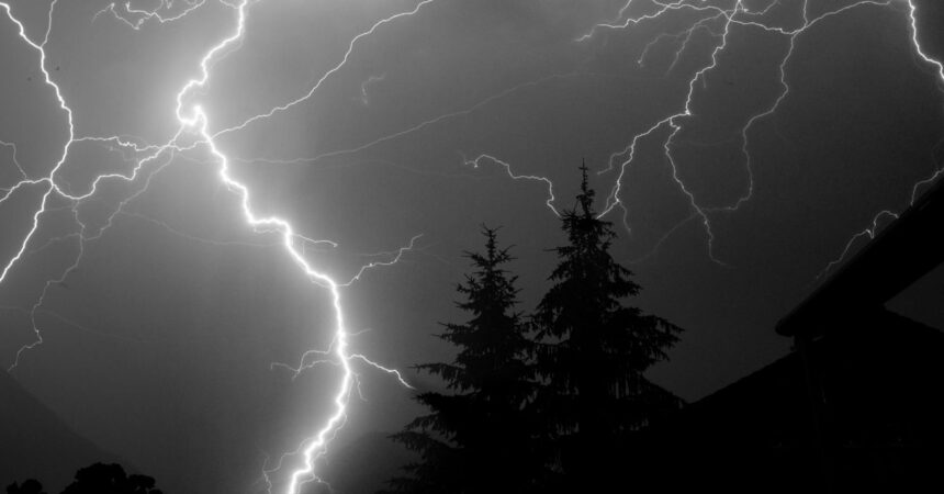 Meteorología Emite Aviso por Tormentas Eléctricas en Cuatro Regiones de Chile