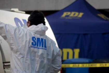 Mujer fallece tras caer de edificio en Santiago Centro: PDI investiga el caso