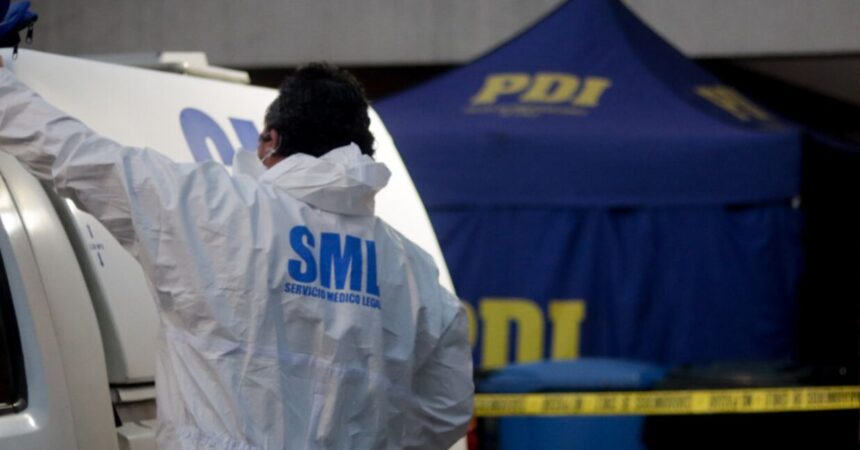 Mujer fallece tras caer de edificio en Santiago Centro: PDI investiga el caso