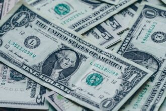 Dólar inicia la semana a la baja en Chile