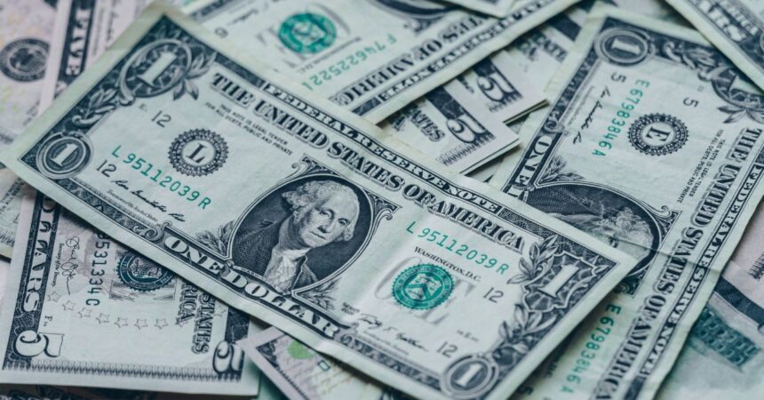 Dólar inicia la semana a la baja en Chile