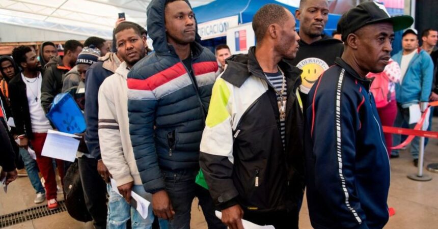Aumento de migrantes haitianos en Chile: las razones detrás de su arribo y cómo financian los vuelos