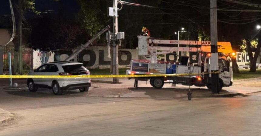 Conductor fue baleado mientras manejaba en Maipú: permanece grave tras chocar contra un poste