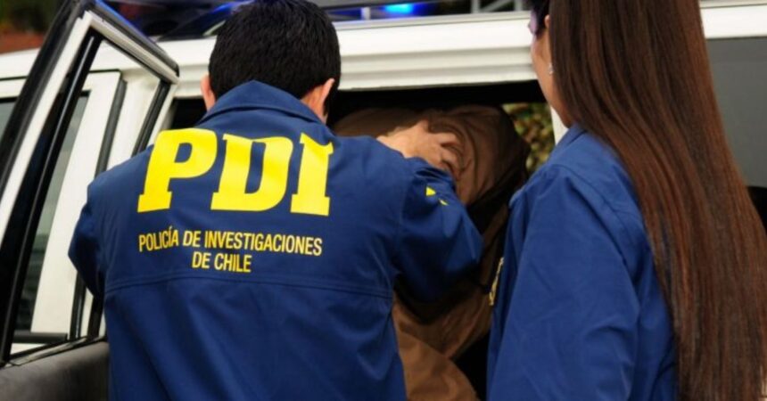 Detienen a pareja que robaba con su hijo de 2 años: Madre intimidó a un guardia con el niño en brazos