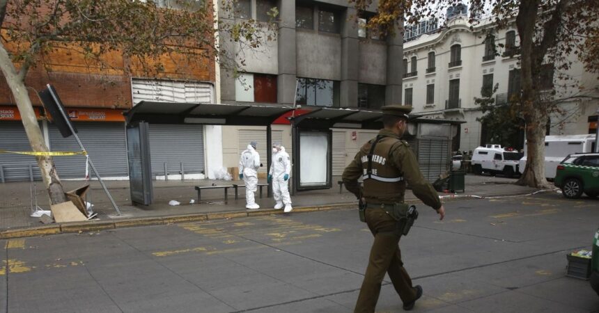 Asesinan a joven de un disparo en la cabeza en plena Alameda de Estación Central