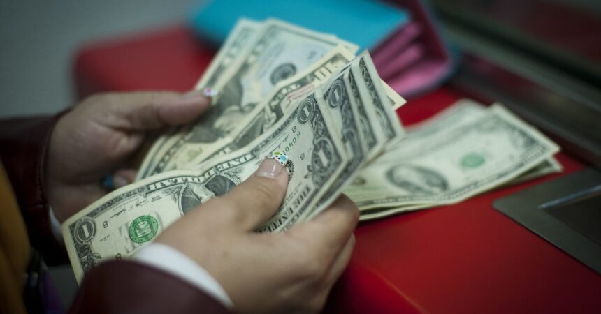 Dólar cae bajo los $1.000 en Chile y bolsas globales se disparan tras suspensión parcial de aranceles de Trump