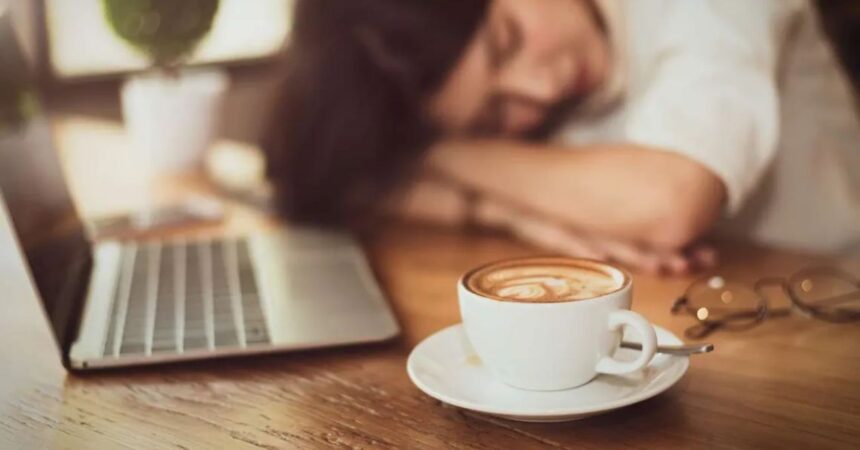 Siesta con café: la técnica respaldada por expertos para recargar energía en solo 20 minutos