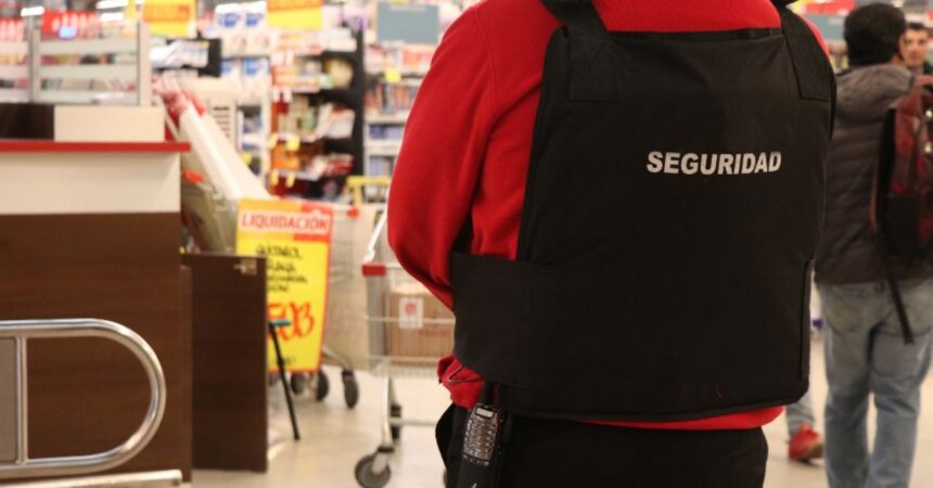 Guardia de supermercado en prisión por violar a "mecheras" a cambio de su libertad