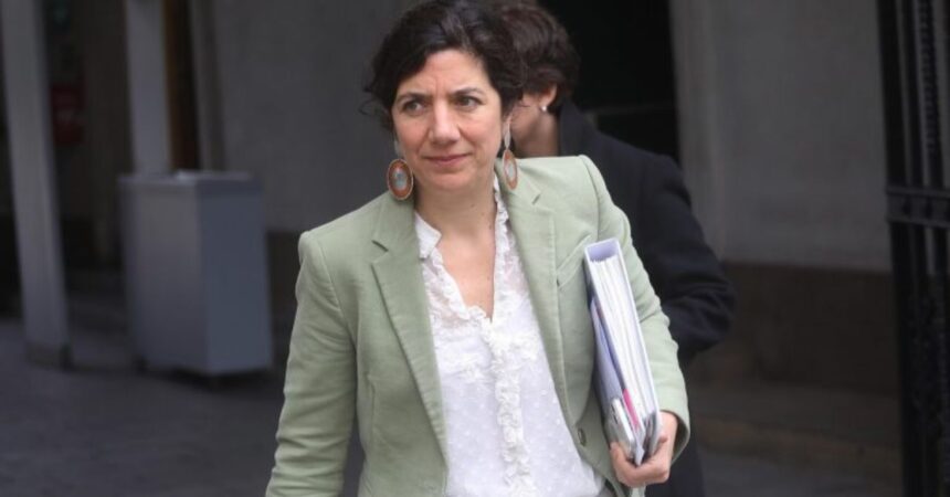 Ministra Etcheverry responde a críticas de Matthei sobre candidata presidencial