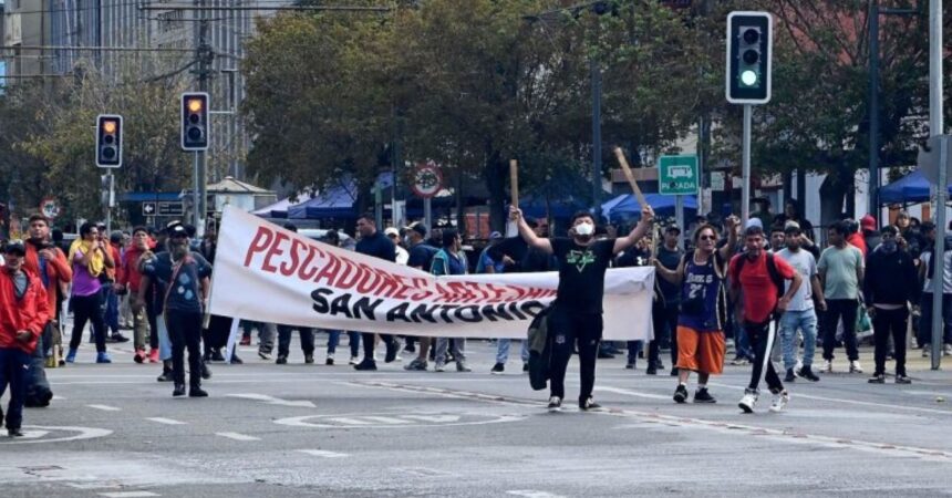 Pescadores artesanales en alerta por cuotas de pesca en Senado