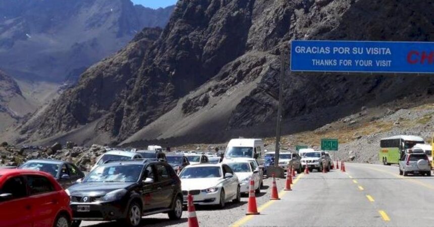Aumento de turistas argentinos en Chile durante Semana Santa preocupa por colapsos