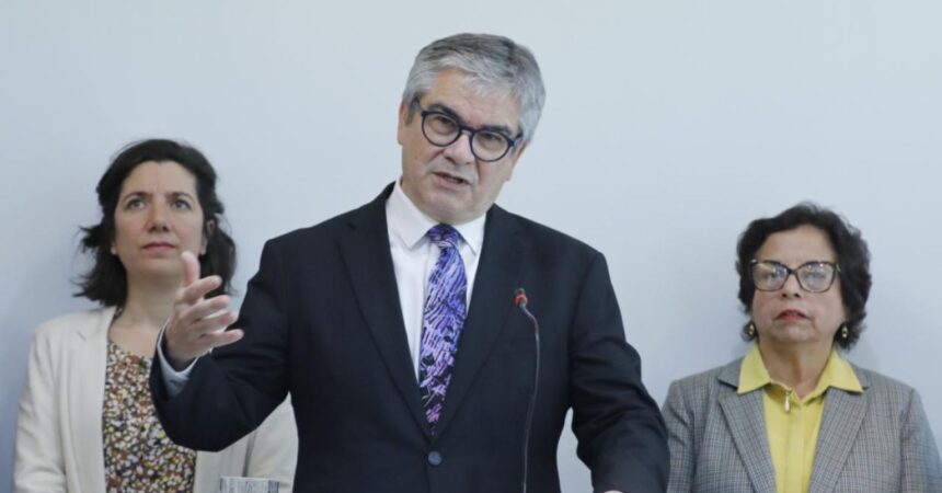 Ministro de Hacienda evalúa rebaja de impuesto a la renta