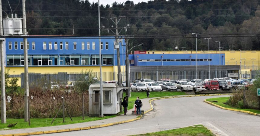 Denuncian falta de baños para funcionarias de Gendarmería en Valdivia