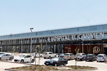 Mujer sustrae a su hija de hospital en Maipú: operativo de búsqueda