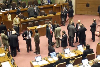 Parlamentarios chilenos acumulan deudas millonarias por contribuciones impagas