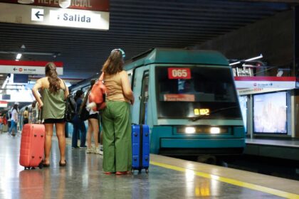 Metro de Santiago implementa plan de reducción de velocidad por lluvias
