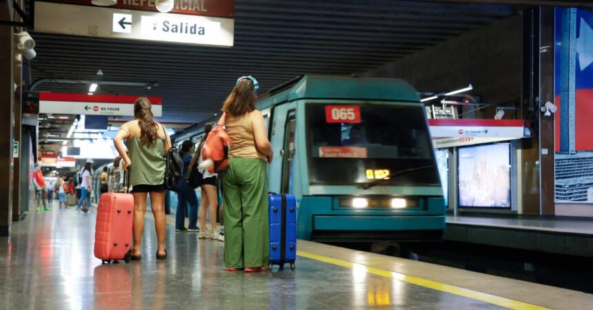 Metro de Santiago implementa plan de reducción de velocidad por lluvias