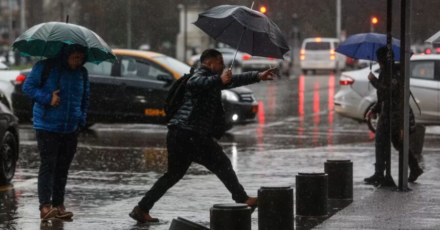 Regresan las lluvias a Santiago con posibles nevadas en la cordillera