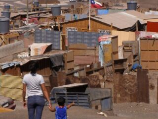 Aumento alarmante de familias en campamentos en Chile 2024-2025
