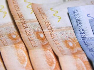 Acuerdo del Gobierno sube sueldo mínimo a $529 mil en 2025