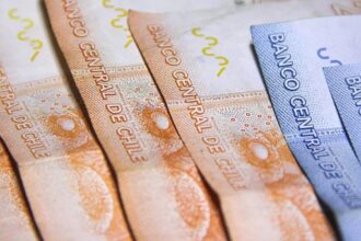 Acuerdo del Gobierno sube sueldo mínimo a $529 mil en 2025