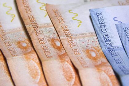 Acuerdo del Gobierno sube sueldo mínimo a $529 mil en 2025