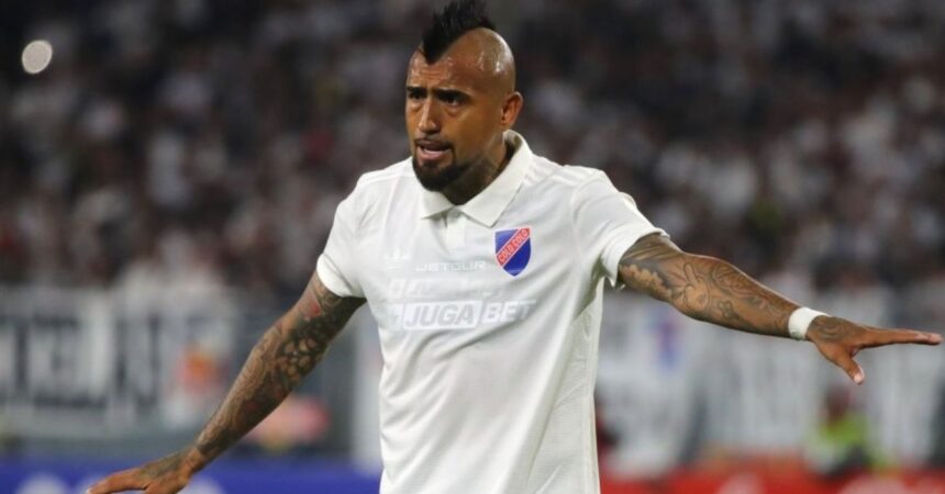 Arturo Vidal dedica emotivo mensaje tras tragedia en el Monumental: “Desde el cielo seguirán alentando”