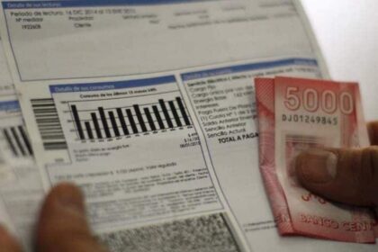 Cuentas de la luz podrían subir hasta 7,3% en el segundo semestre: el dólar sería el principal factor