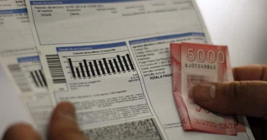 Cuentas de la luz podrían subir hasta 7,3% en el segundo semestre: el dólar sería el principal factor
