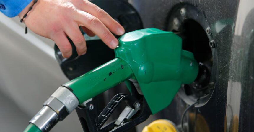 Precio de combustibles caerán por tercera vez consecutiva: ¿Cuánto bajaría la bencina de 93 octanos?