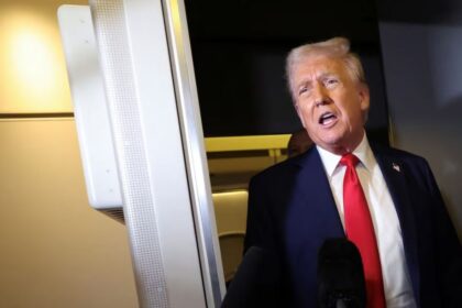 Trump retrocede en la guerra comercial y excluye a teléfonos y computadores de nuevos aranceles