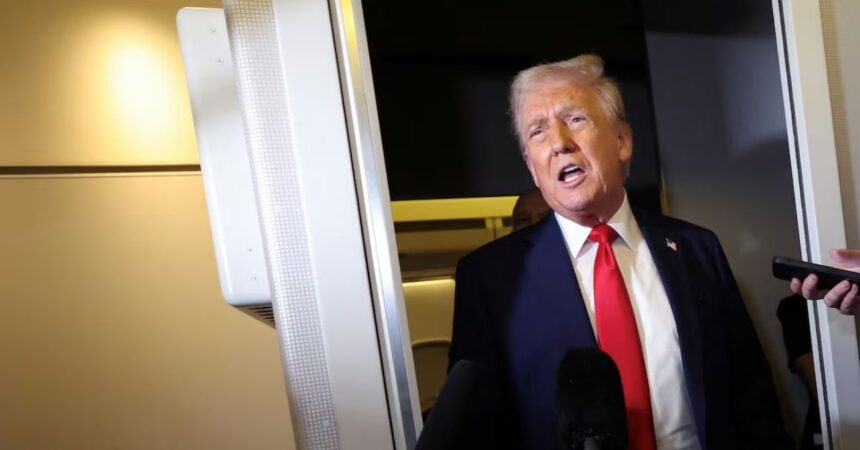 Trump retrocede en la guerra comercial y excluye a teléfonos y computadores de nuevos aranceles