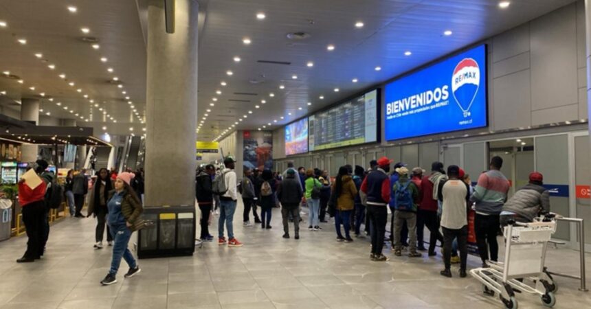 Llegada masiva de haitianos en vuelos chárter genera alerta