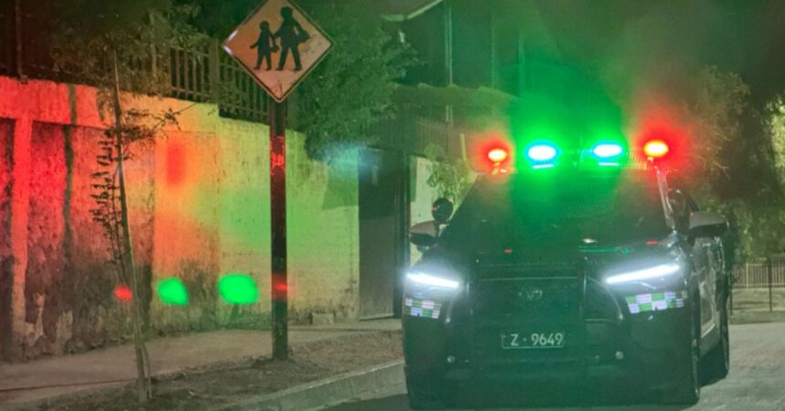 Violento asalto en Lo Prado: 9 delincuentes disfrazados de Carabineros irrumpen en una casa y roban $10 millones