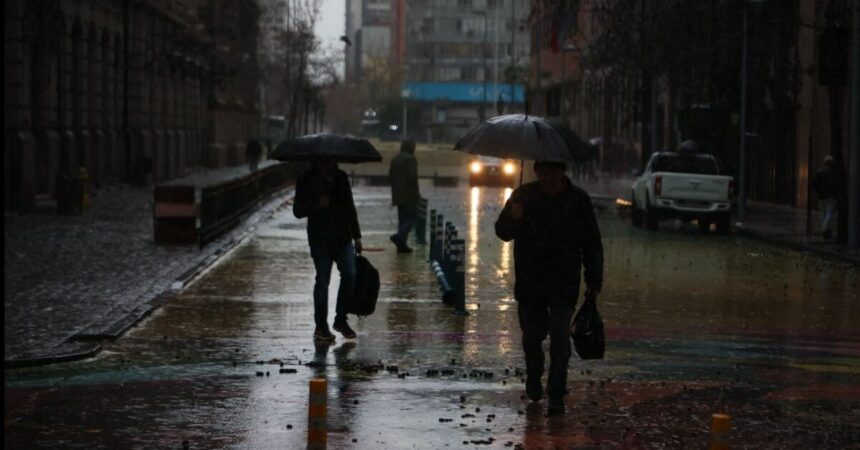 Sistema frontal dejará lluvias en 7 regiones de Chile en 48 horas: revisa el pronóstico