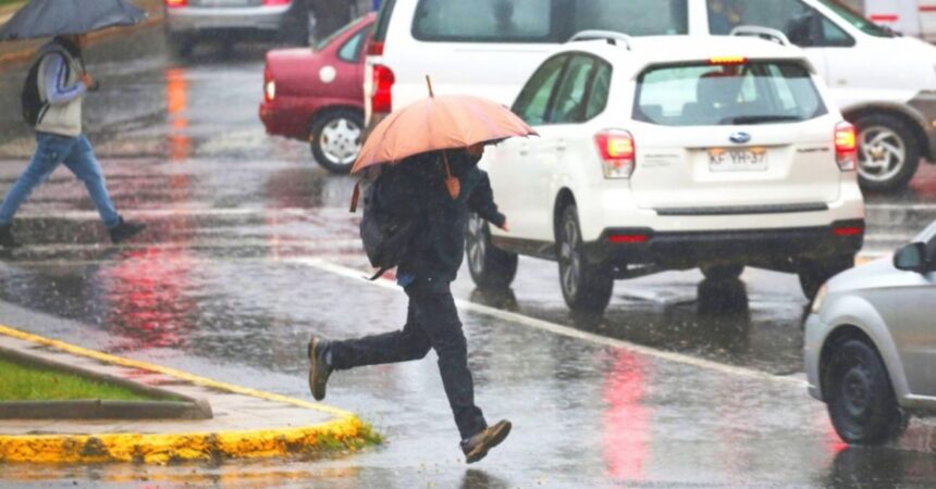 Pronóstico en Santiago: Lluvias, viento y nieve llegarían este viernes con hasta un 90 % de probabilidad