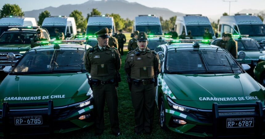 Gobierno entrega nuevos vehículos policiales a Carabineros en 13 comunas de la Región Metropolitana