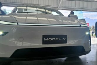 Tesla lanza nueva versión del Model Y en Chile: revisa precios y características