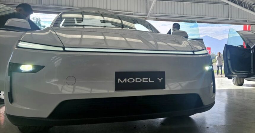 Tesla lanza nueva versión del Model Y en Chile: revisa precios y características
