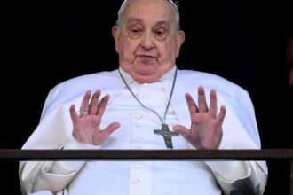 El médico del Papa Francisco asegura que “nunca se expuso a ningún peligro” al retomar sus funciones